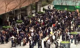 Người dân Hàn Quốc xếp hàng dài mua khẩu trang phòng Covid-19