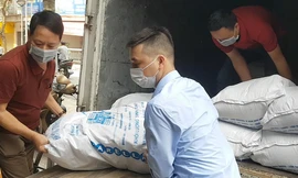 Tặng một tấn gạo cho dân phố Trúc Bạch