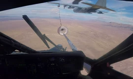 Màn tiếp nhiên liệu trên không ngoạn mục của trực thăng Mỹ HH-60G