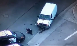 Bị cảnh sát truy đuổi, nghi phạm lái xe tông thẳng vào chốt chặn