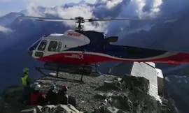 Trực thăng hạ cánh trên đỉnh núi Alps cứu hộ người bị kẹt do lở đất