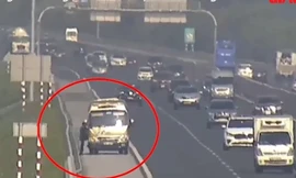 Ô tô dừng xe bắt khách trên cao tốc bất chấp nguy hiểm