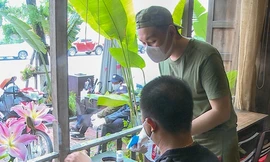 Chủ quán ở Đà Nẵng khuyên khách rửa tay sát khuẩn phòng Covid-19