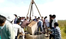 Người dân phát hiện 2 máy ATM ở... đáy giếng 