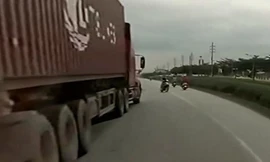 Tài xế container đánh lái ‘dọa’ xe máy đi ngược chiều gây chú ý