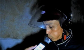 Tài xế chạy xe vào ngõ khi thấy chốt kiểm tra nồng độ cồn