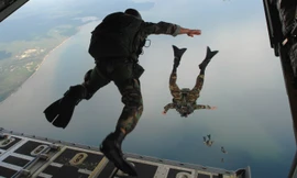 Cận cảnh quy trình chuẩn bị dù an toàn cho lính Mỹ