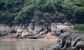 Tượng Phật 1.300 tuổi bất ngờ xuất hiện trên mặt hồ