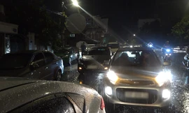 Ô tô chết máy xếp hàng 2 km trong mưa lớn