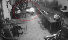 Bé trai vặn tay ga xe đạp điện khi còn chìa khóa