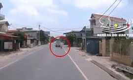 Đi xe máy tốc độ cao, tông vào đuôi xe tải, thanh niên văng ra lề đường bất tỉnh