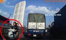 Hai phụ nữ đầu trần lái xe máy chạy ngược chiều trên đường Vành đai 3 trên cao