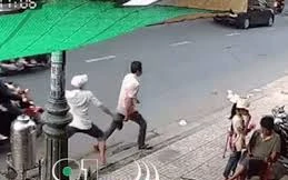 Đang đi bộ, người đàn ông bị nam thanh niên cầm dao đuổi chém