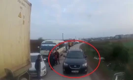 Container ép ô tô đi ngược chiều lùi hàng trăm mét