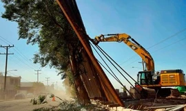 Tường rào biên giới Mỹ đổ nghiêng về phía Mexico vì gió lớn
