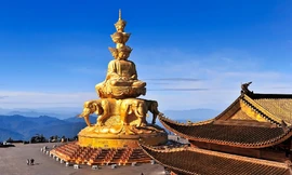 Tượng Phật dát vàng trên đỉnh núi Nga Mi