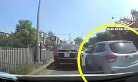 Tài xế ô tô cố tình chèn xe khác còn dọa đánh người