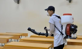 Hà Nội phun thuốc khử trùng trường học phòng virus corona