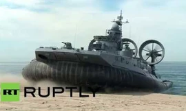 Xem 'quái vật biển' lớp Zubr của Nga rẽ sóng cập bờ đầy uy lực