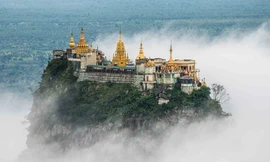 Leo 777 bước để tới tu viện dát vàng trên núi ở Myanmar
