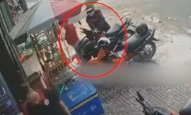Kẻ gian nhanh tay bẻ khóa, trộm xe máy ở TP.HCM