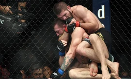 Đòn siết cổ hiểm độc khiến ‘Gã điên’ McGregor phải xin đầu hàng