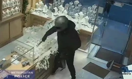  Cướp có vũ trang táo tợn tông thẳng ô tô vào cửa hàng nữ trang