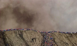 Hàng nghìn người ném vật tế xuống miệng núi lửa ở Indonesia