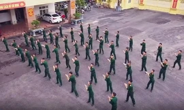 Đoàn văn công nhảy cổ động chống dịch trên nền nhạc 'Đi đu đưa đi'