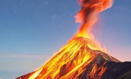 Cảnh tượng hủy diệt mãnh liệt của ngọn núi lửa phun trào