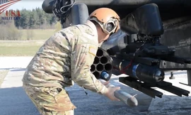 Cận cảnh quá trình trang bị vũ khí cho trực thăng AH-64 Apache