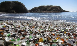 Bãi biển thủy tinh rực rỡ sắc màu duy nhất trên thế giới