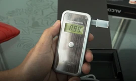 Tài xế tự mua máy đo nồng độ cồn