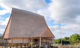 Cận cảnh nhà Rông lớn nhất Tây Nguyên