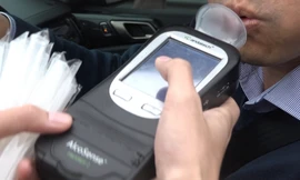 CSGT đo nồng độ cồn ngày đầu năm