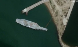 Căng thẳng với Mỹ, Iran sửa tàu sân bay giả để tập bắn?