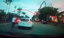 Ô tô lùi vào xe khác gây hư hỏng rồi bỏ chạy