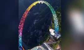 Chiếc xích đu khổng lồ trên vách đá cao 700 m