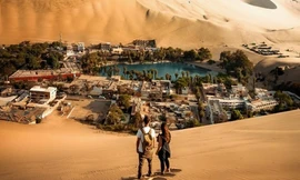 Chèo thuyền, đua xe ở ốc đảo ẩn giữa sa mạc