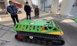 Xe tăng mini phun thuốc khử trùng để chống lại Covid-19 ở Trung Quốc