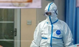 Bộ đồ bảo hộ của bác sĩ điều trị bệnh nhân nhiễm nCoV có gì khác biệt?