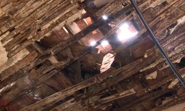 'Sống trong sợ hãi' ở chung cư xập xệ giữa Thủ đô