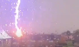 Khoảnh khắc sét đánh rung chuyển mái nhà 