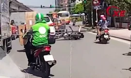 Xe ba bánh phóng nhanh, vượt ẩu tông ngã xe máy rồi thản nhiên bỏ đi