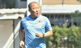 Ông Park Hang-seo chạy cùng cầu thủ