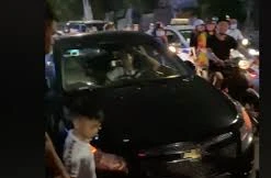 Tài xế cố thủ trên ô tô sau khi gây tai nạn