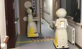 Robot y tá trong khu cách ly Covid-19