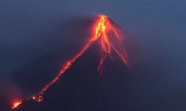 Xem cảnh núi lửa phun trào dung nham đỏ rực