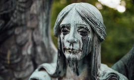 Bức tượng 'khóc ra nước mắt đen' bí ẩn trong nghĩa trang