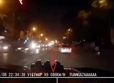 Xe taxi đâm hàng loạt xe máy trên đường